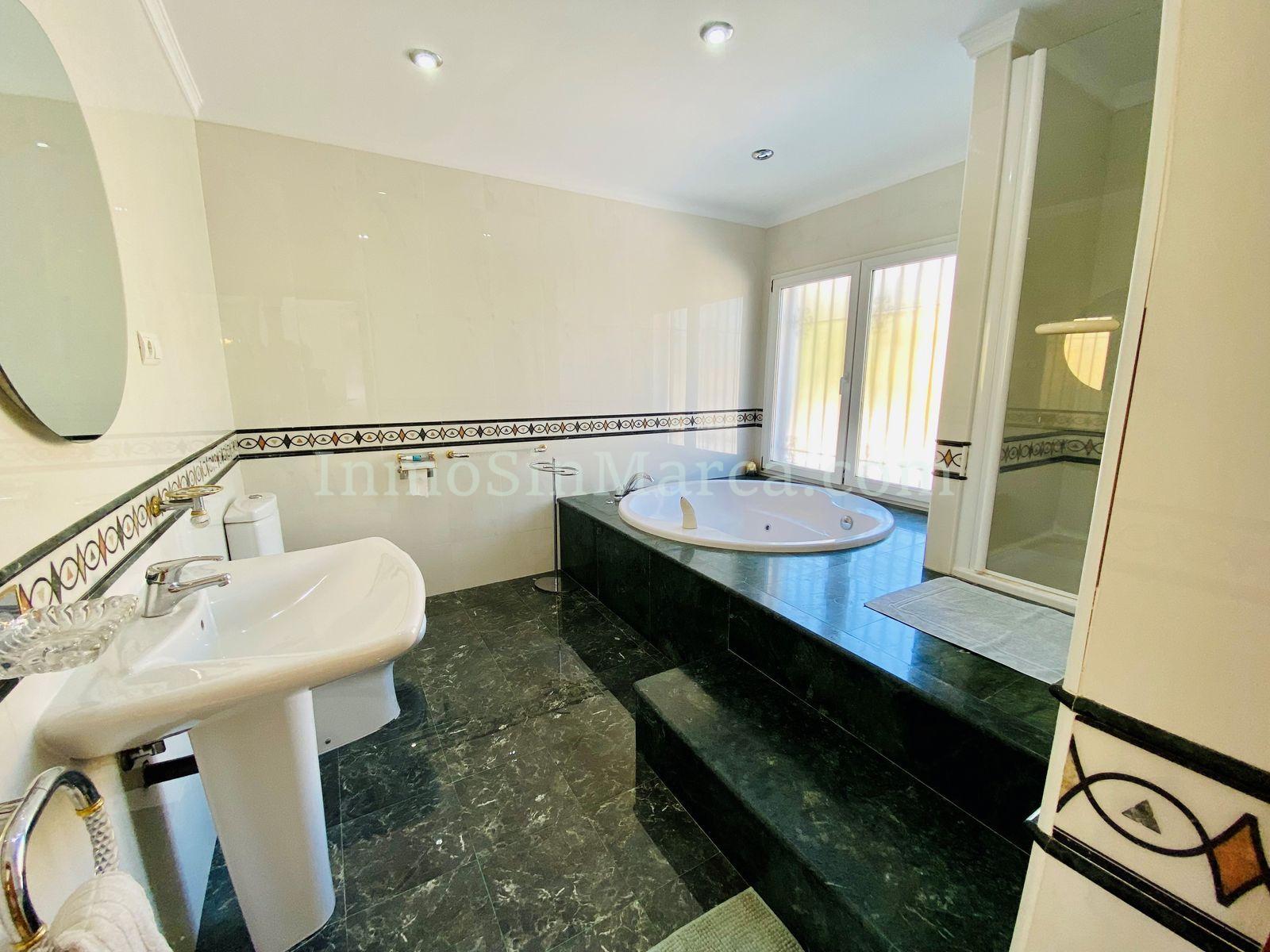 Detached Villa For Sale In Benalmadena_10